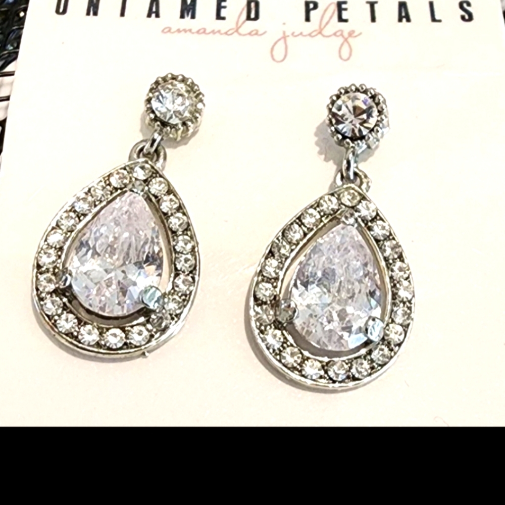 Beautiful drop earrings by Amanda Judge. 1 1/4 "